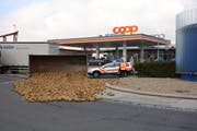 Der Traktorfahrer verlor eine ganze Ladung Zuckerrüben. (Bild: Kapo TG)