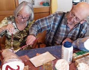 Jung und Alt gestalteten gemeinsam den diesjährigen Adventsweg. (Bilder: pd)