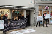 Tierrechtsaktivisten skandieren vor dem neueröffneten Veganer-Laden ihre Slogans. Kurz danach greift die Polizei ein. (Bild: Reto Voneschen)