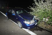 Ein Autofahrer bemerkte einen Unfallwagen zu spät und prallte in die geöffneten Türen.