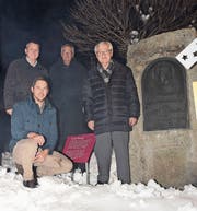Enthüllten gemeinsam das Jost-Bürgi-Denkmal: Mitglied des Stiftungsrates Ulrich Stump, kniend Mathias Müller, Stadtpräsident von Lichtensteig, Stiftungsratspräsident Hans Büchler sowie Fritz Staudacher, Stiftungsratsmitglied und Jost-Bürgi-Biograf (von links). (Bilder: Urs M. Hemm)