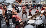 Am Samstag präsentierten die «Chapf-Chläpfer» erstmals ihre neuen Gwändli. (Bild: Ralph Ribi)