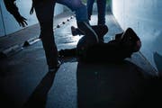 Drei maskierte Männer verprügelten den vermeintlichen Sexualstraftäter mit Eisenstangen. (Bild: Stefan Schaufelberger)