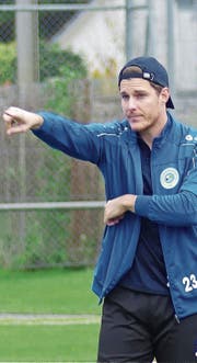 Einfache Tipps in kameradschaftlichem Ton – der interimistische Diepoldsauer Coach Manuel Fisch lässt sich von der derzeitigen Misere nicht ins Bockshorn jagen. (Bild: Ulrike Huber)