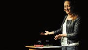 Der Hippiephase entwachsen: Kabarettistin Lisa Catena präsentierte ihr neues Programm «Nume nid gsprängt!» (Bild: Michael Hug)