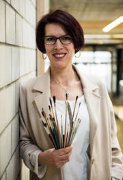 Die Pinsel hat Annamaria Farkas Holdinger mittlerweile weggelegt. Stattdessen engagiert sich die gelernte Porzellanmalerin im Wittenbacher Primarschulrat und in der ungarischen Gemeinschaft. (Bild: Sabrina Stübi)