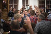 Nominationsversammlung im «Toggi». Fühlt sich Remo Schelb von jüngeren SVP-Mitgliedern weggedrängt? (Bild: Michel Canonica/Archiv)