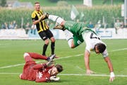 Der St. Galler Albian Ajeti (rechts) scheitert am Glarner Torhüter Danko Savanovic – nicht zum letzten Mal in diesem Spiel. (Bild: GIAN EHRENZELLER (KEYSTONE))