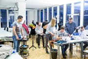 Alle Hände voll zu tun: Teilnehmer des ersten Männer-Nähkurses der noch jungen Modeschule Unique. Leiterin Barbara Keel steht mit Rat und Tat zur Seite. (Bild: Mareycke Frehner)