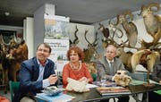 «Körperwelten» im Naturmuseum: Toni Bürgin, Veronica Hälg und Arno Noger (von links) lancieren den Abstimmungskampf im Depot. (Bild: Urs Bucher)