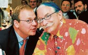 Aufsehen erregte Bernhard Dostal nicht nur mit seinem Vorhaben, eine Burnout-Klinik aufzubauen, sondern auch durch seine Bekanntschaft mit dem weltbekannten Arzt und Profi-Clown Patch Adams, den er für einen Vortrag ins Rheintal holte. Mit dem Konkurs der Camor Care AG ist nun aber fertig lustig. (Bild: Archiv/pd)