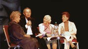 Erzählen gemeinsam von ihrem Leben: (von links) Schauspielerin Stephanie Glaser, Trudi Kilian und Sängerin Lys Assia im Gespräch mit Moderator Daniel Forler. (Bild: pd)