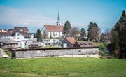 Die Hühnerställe befinden sich in Zentrumsnähe, im Norden stehen Wohnhäuser und die Pfarrkirche. (Bild: Urs Bucher)