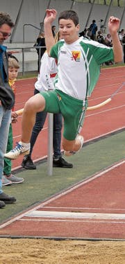 Ramon Frei holt an den Regionenmeisterschaften im Weitsprung die Silbermedaille. (Bild: pd)