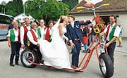 Schwungvoll geht’s: Mit dem Riesentrottinett in die Ehe (Bild: PD)