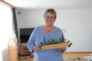 Lucia Strässle zu Hause in der Wohnstube mit dem Mini-Barren, den sie vom Turnverein Kirchberg bei der Auszeichnung zum Ehrenmitglied erhalten hat. (Bild: Beat Lanzendorfer)