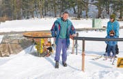 Berni wird der Betreiber des Skilifts in Plona von den Leuten genannt. Er freut sich auf alle Skifahrer, vor allem aber auf die kleinen. (Bild: Kurt Latzer)