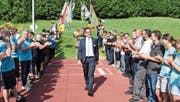 Die hiesigen Vereine zollen dem dem neugewählten Kantonsratspräsidenten Ivan Louis mit einem Spalier ihren Respekt. (Bild: Urs M. Hemm)