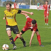 Rechtsfuss Simon Lichtenstern spielt als linker Aussenverteidiger, hier lässt er seinen Gegenspieler stehen. (Bild: Yves Solenthaler)