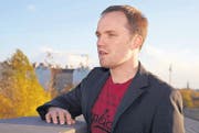 Den Blick in die Zukunft gerichtet: Der gebürtige Wiler Michael Hasenfratz träumt von einer Musikkarriere. (Bild: pd)