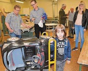 Julian mit seinem Audi-Cabrio, das er mit neugierigem Forscherdrang untersucht hat und das nun ein Fall für den Elektriker ist. (Bild: Kathrin Meier-Gross)