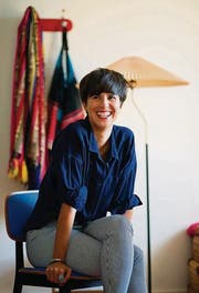 Fröhlich und unkompliziert: Die Designerin Claudia Caviezel in ihrer St. Galler Altbauwohnung. (Bild: Michel Canonica)
