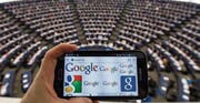Google & Co. sind Gegenstand politischer Auseinandersetzungen in Europas Parlamenten. (Bild: Patrick Seeger/Keystone (Strassburg, 27. November 2014))