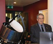 Men J. Schmidt stellt Exponate der Raumsonde im Café-Koller's aus. (Bild: Cyril Janak)