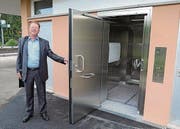 Markus Rast vor der neuen WC-Anlage am Bahnhof Mörschwil. (Bild: Peyman Mehdiaraghi)