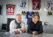 Andrea und Tranquillo Barnetta senior im Büro ihrer Firma in Speicher – im Hintergrund die original Fussballschuhe und Trikots ihres Sohnes. (Bild: Michel Canonica)