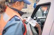 Die Stadtpolizei St.Gallen büsste und informierte gestern abgelenkte Autofahrerinnen und Autofahrer in St.Fiden. (Bild: Urs Jaudas)