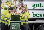 Stadtparlamentarier Andreas Hobi (links) und Stadtrat Peter Jans leeren einen Grüngutcontainer.