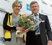 Der Rebsteiner Jürg Litscher, Abteilungsleiter Spitzensport im Kantonalvorstand, gratuliert Evelyne Giger zur Ehrenmitgliedschaft. (Bild: pd)