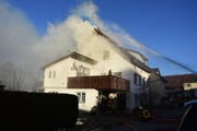 Zur Brandbekämpfung standen rund 45 Feuerwehrleute im Einsatz. (Bild: Kapo SG)