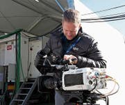 Roman Wiederkehr bereitet die HF-Kamera für den Einsatz vor. (Bild: PD)