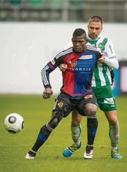 Kein Durchkommen: Der Basler Breel Embolo (links) behauptet gegen Alain Wiss den Ball. (Bild: Benjamin Manser)