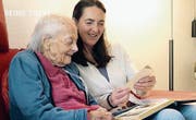 Die St. Gallerin Elisabeth Würmli begleitet eine Seniorin. (Bild: PD)