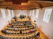 Sitzen wie im Mehrzwecksaal: Während des Auftritts des Gospelchors Wittenbach probieren einige Besucher die neuen Stühle aus. (Bilder: Urs Bucher)