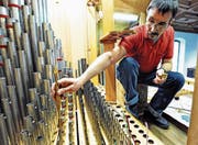 Aus 1426 Pfeifen besteht die Montlinger Kirchenorgel – und aus noch so manchem Teil mehr. Walter Mutzner bei der Revision. (Bild: Max Tinner)