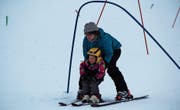 Die Freude am Skifahren ist ihnen ins Gesicht geschrieben: Mutter und Tochter schlängeln gemeinsam durch die Tore. (Bilder: Tim Frei)