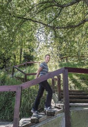 Patrick Fust unterwegs auf seiner Lieblingstreppe: Dem verwinkelten Fluhweg in St. Georgen. (Bild: Michel Canonica)