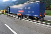 Am Lastwagen entstand Sachschaden von rund 20‘000 Franken. Der Sachschaden an der Autobahn beträgt rund 52‘000 Franken. (Bild: Kapo SG)
