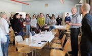 Auftaktveranstaltung vom vergangenen April: Mit dabei waren auch die Initianten Peter Bünzli (Zweiter von rechts) und die Mütter- und Väterberaterinnen Christine Louis-Dähler (links) sowie Marianne Schläpfer und Esther Breitenmoser, die auf dem Bild nicht zu sehen sind. (Bild: Martina Signer)