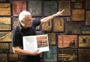 Keine Farbdrucke, sondern Druckplatten zieren eine ganze Wand der Ausstellung. Museumsdirektor Daniel Studer erklärt die Technik. (Bild: Ralph Ribi)