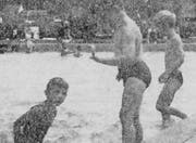Nicht langhaarige Männer, sondern badende Knaben sind auf dem Bild von 1967 zu sehen. (Bild: Archiv Toggenburger Tagblatt)