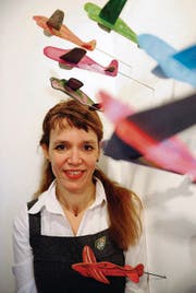 Alessandra Beltrame: Ihre Flugzeuge «fliegen, wohin immer sie wollen». «In die Luft, über die weite Ebene oder mitten hinein in die Liebe», wie die Künstlerin selbst die «Reiseziele» anbietet. (Bild: Coralie Wenger)