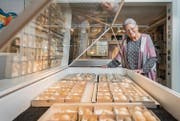 Fürs Zügeln hat Béatrice Schläpfer ihre Eiersammlung fein säuberlich in Schachteln verpackt und mit Watte unterlegt. (Bild: Urs Bucher)