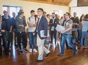 17.10 Uhr im Waaghaus: Rechtskonsulent Stephan Staub trifft mit den heiss ersehnten Parlamentsresultaten ein. (Bild: Michel Canonica)