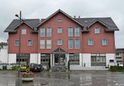 Das Hotel-Restaurant Bären beim Bahnhof in Bazenheid. Rechts unten bei der Beschriftung «Flurina Kosmetik» wird in diesem Jahr eine Rezeption mit Frühstücksraum realisiert. (Bild: Beat Lanzendorfer)