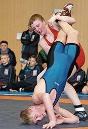 Auch in der Jugendmannschaftsmeisterschaft geht es schon recht zur Sache, hier ist Samuel Vetsch (stehend) vom RCOG am Werk. (Bild: pd)